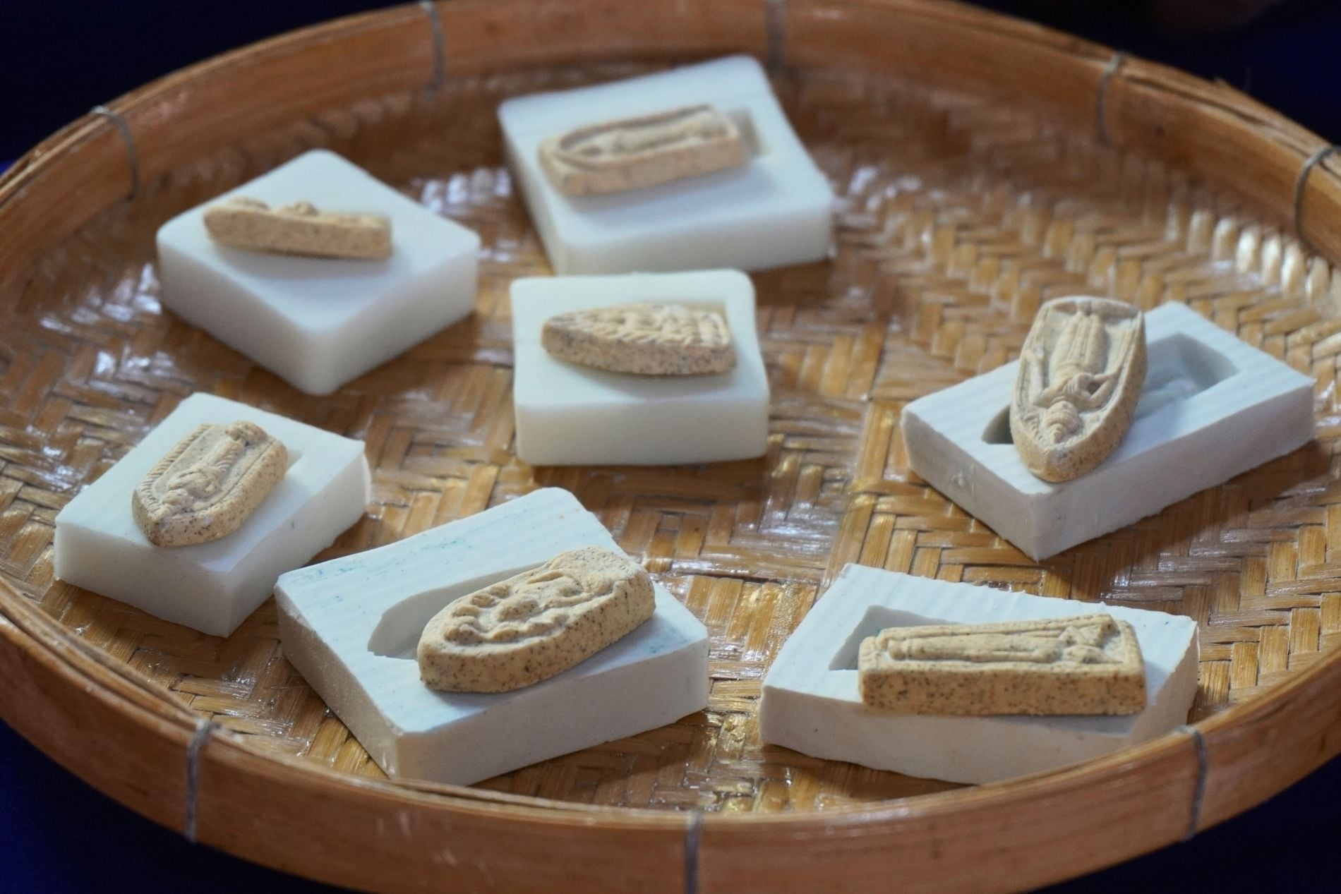 Les amulettes bouddhistes : fabrication et symboliques