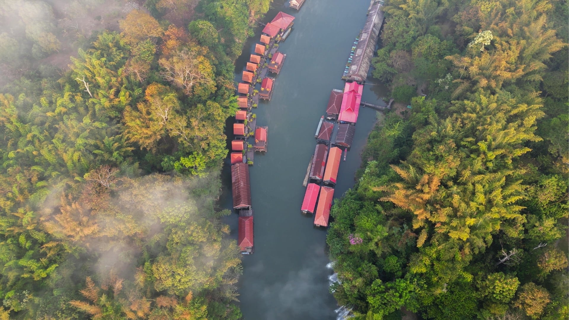 Dormir dans un hôtel flottant à Sai Yok : une nuit insolite sur la rivière Kwai, en Thaïlande