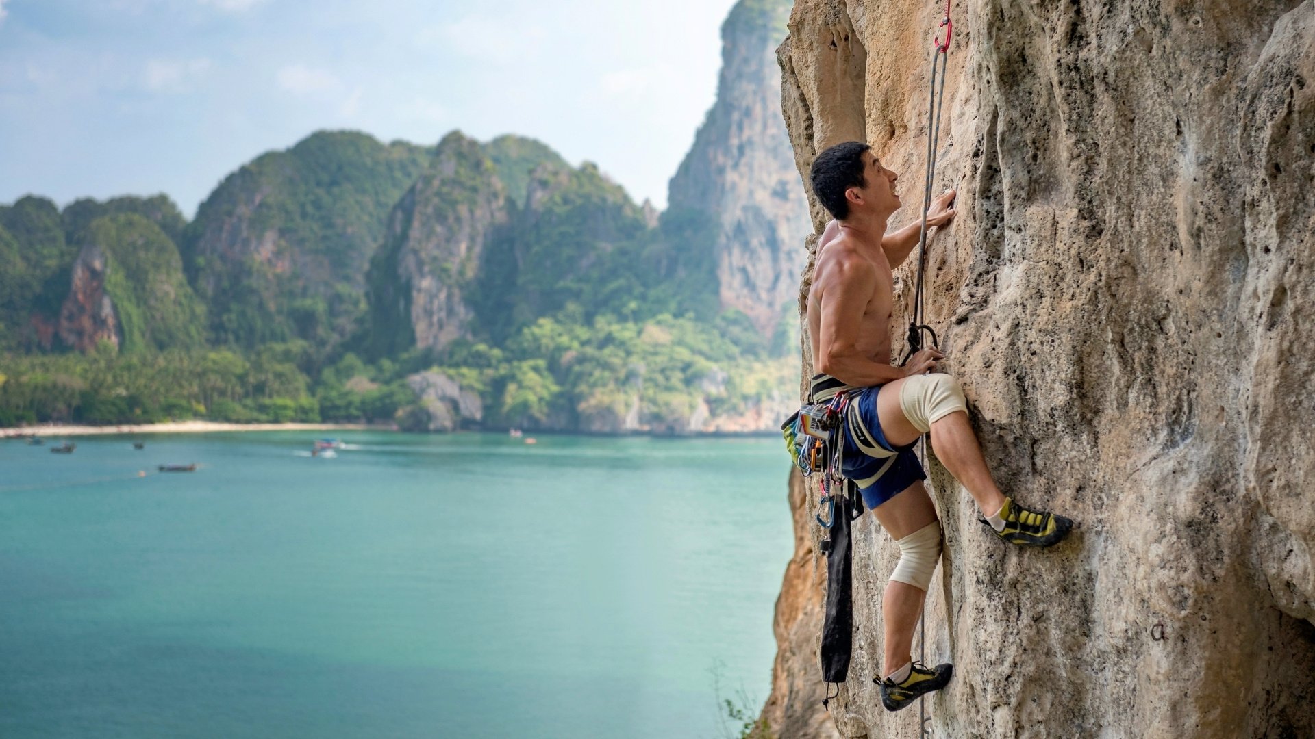 Escalade à Railay et Tonsai : tout savoir avant de grimper en falaise en Thaïlande