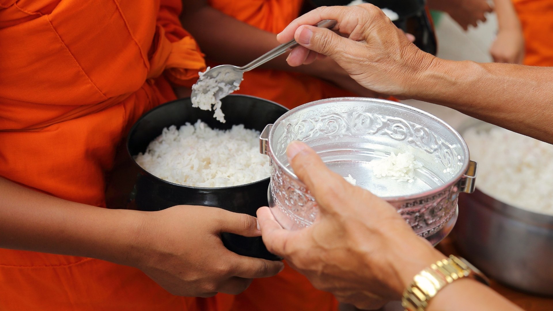 Faire l'aumône aux moines en Thaïlande : comment participer au tak bat ?