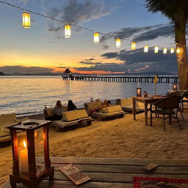 Nous venons de rentrer de notre superbe voyage en amoureux sur mesure en Thaïlande organisé par Véronique.
Une vraie première découverte très réussie qui nous donne déjà envie de revenir.
Des hôtels très bien choisis selon nos demandes, des rencontres avec les locaux inoubliables et des guides très passionnés qui nous ont fais découvrir les culture locale et des paysages magnifiques.
Merci pour ce super voyage, on recommande pleinement l’expérience Odasie !