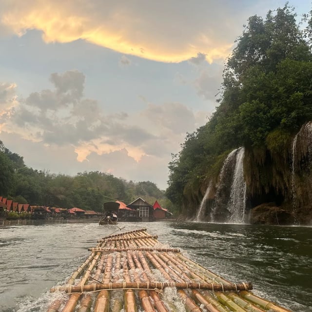 Voyage incroyable pour une 1ère en Asie du Sud Est. On était vraiment dans l’instant présent. Un grand merci à Solene pour le sur mesure. Les 2 guides francophones avaient de grandes connaissances, vous pouvez les féliciter pour leur professionnalisme.
Les hôtels étaient très bien localisés et choisis. Les activités étaient incroyables (vélo dans les klongs de Bangkok, kayak sur la rivière Kwai, raft en bambou dans le parc national de Sai York...).