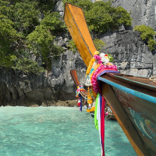 15 jours de pure magie en Thaïlande grâce à Odasie, Vincent , Nicolas et toute l'équipe ! ✨🌴
Si vous cherchez à vivre l'aventure thaïlandaise sans lever le petit doigt, Odasie est LA solution ! Nous étions un groupe de 6 amis prêts à tout dévorer (curry, paysages et culture), et franchement, cette agence a été à la hauteur malgré mes exigences lol !
Tout ça, en mode privé, parce qu'on aime bien le luxe, l'exclusivité avec des hôtels... et éviter les files d'attente !