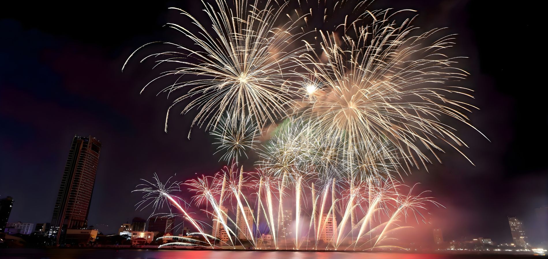 Feux d’artifice illuminant le fleuve et le pont du Dragon à Da Nang lors d’un festival nocturne emblématique au Vietnam